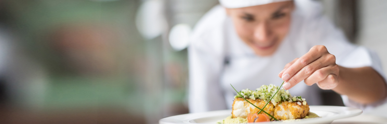 A female chief dressing up a delicate dish; image used for HSBC Sri Lanka credit card wine and dine offer page